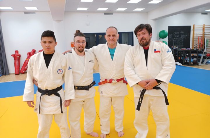 imagen grupal de johann y francisco junto a otros judokas